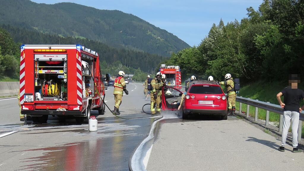 Fahrzeugbrand auf A10 in Pfarrwerfen