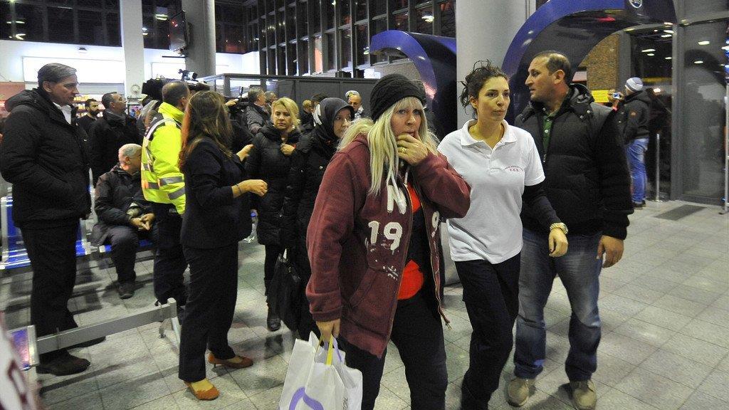 Passagiere der Fähre "Norman Atlantic" werden in Sicherheit gebracht