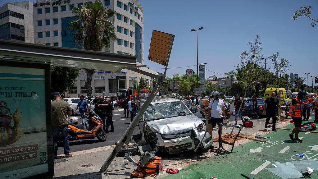 Auto in menschenmenge in Tel Aviv
