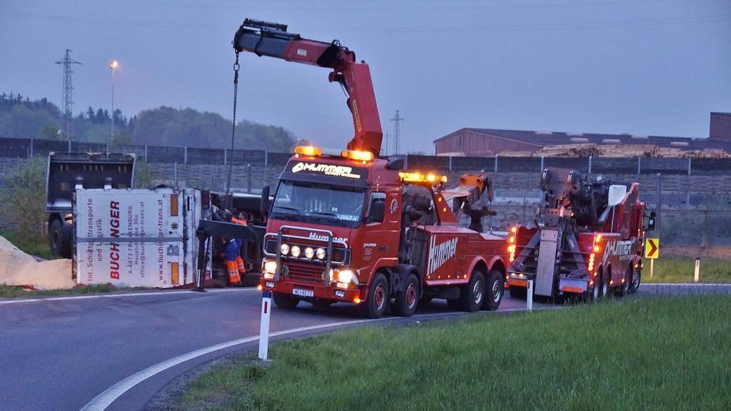 Lkw kippt auf A1 um