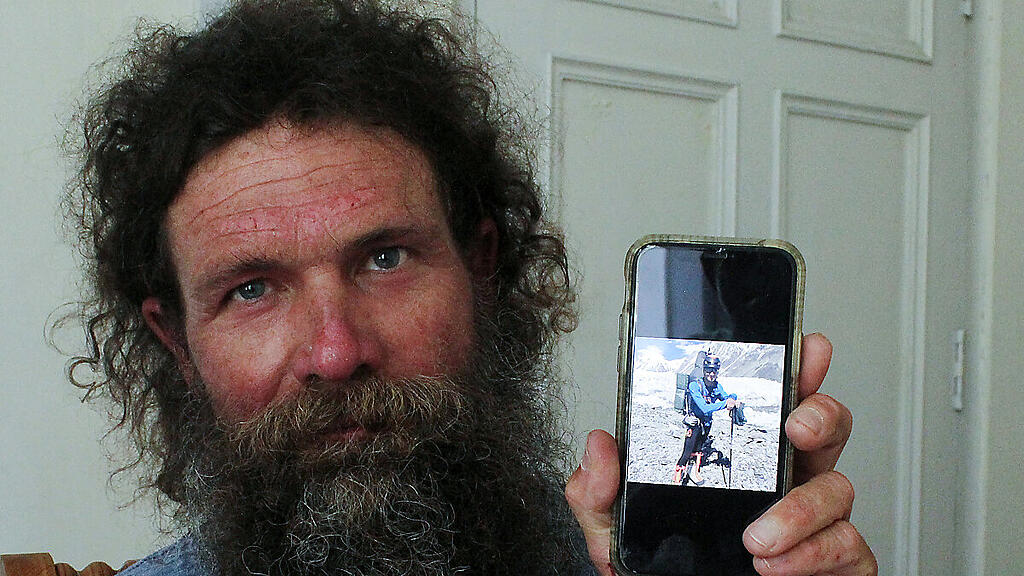 Stephan Keck zeigt ein Bild seines verunglückten Bergkameraden