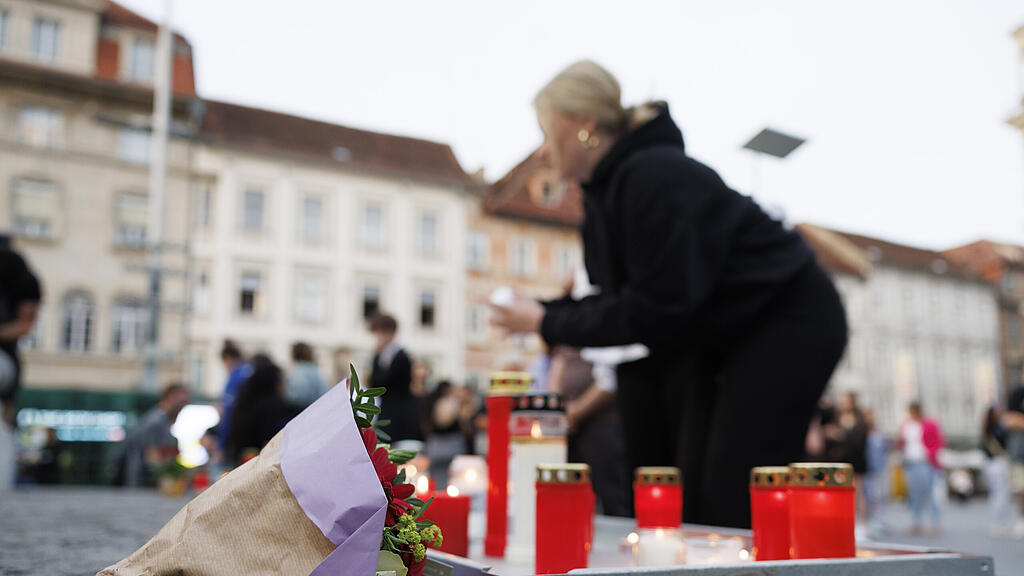 ATTACKE AN GRAZER SCHULE: KERZEN VOR DER SCHULE