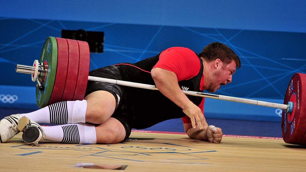 Die Hantel traff Matthias Steiner im Genick, der Athlet blieb unter seinem Gerät liegen.