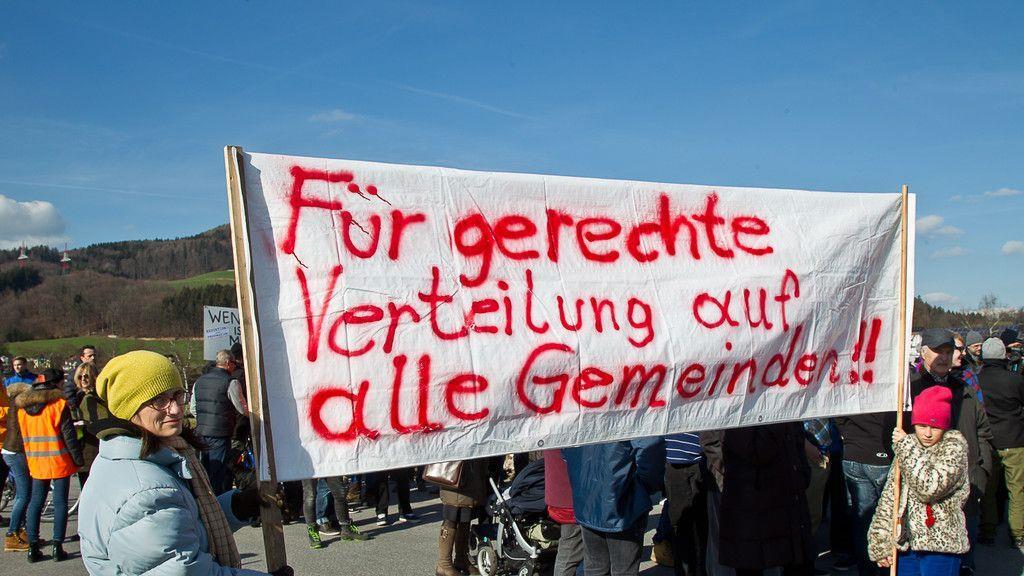 200 Personen demonstrieren gegen Asyl-Großquartier in Straniakstraße