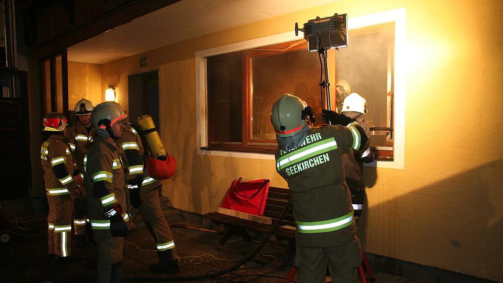 Nächtlicher Einsatz für die Feuerwehrleute am Wallersee.