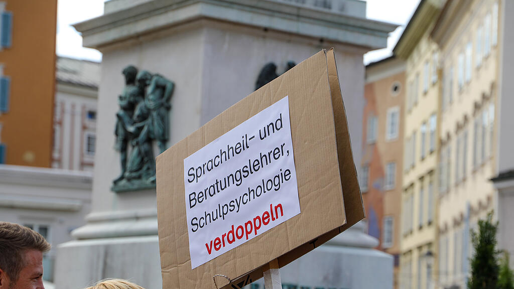 "Bildung brennt" - Kundgebung am Mozartplatz