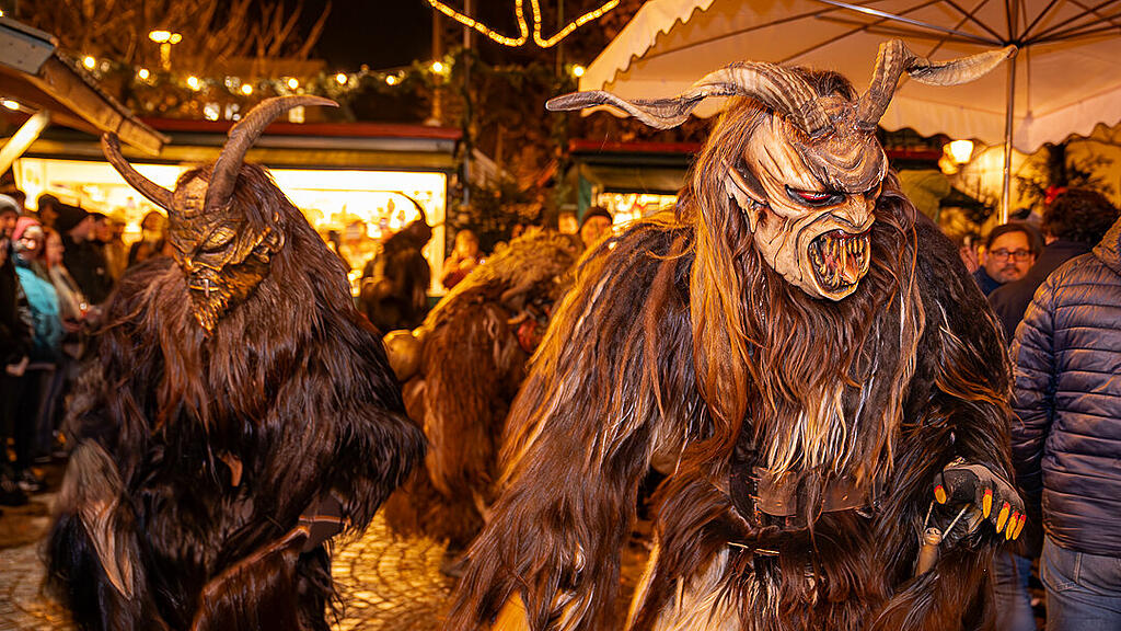 Alt Gnigler Krampusse beim Weihnachtsmarkt am Mirabellplatz