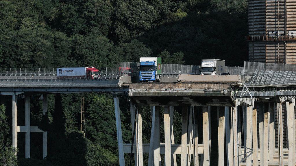Autobahnbrücke stürzt in Genua ein: Aufräumen
