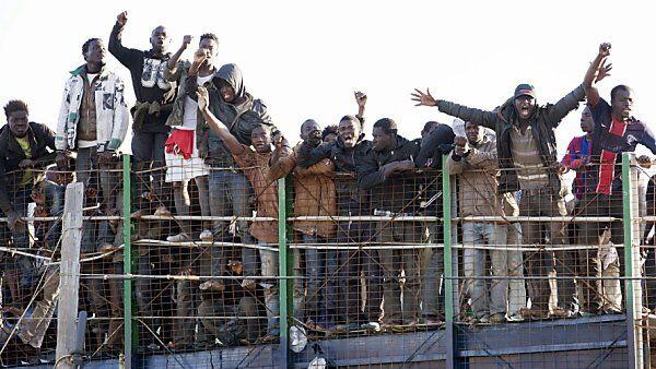 21 dieser rund 100 Flüchtlinge überwanden den Zaun
