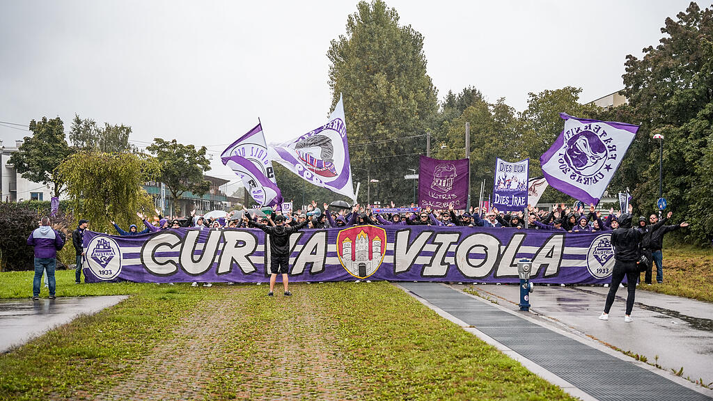 Die Fans von Austria Salzburg beim Fanmarsch vor dem Zweitliga-Spiel gegen den FC Liefering.