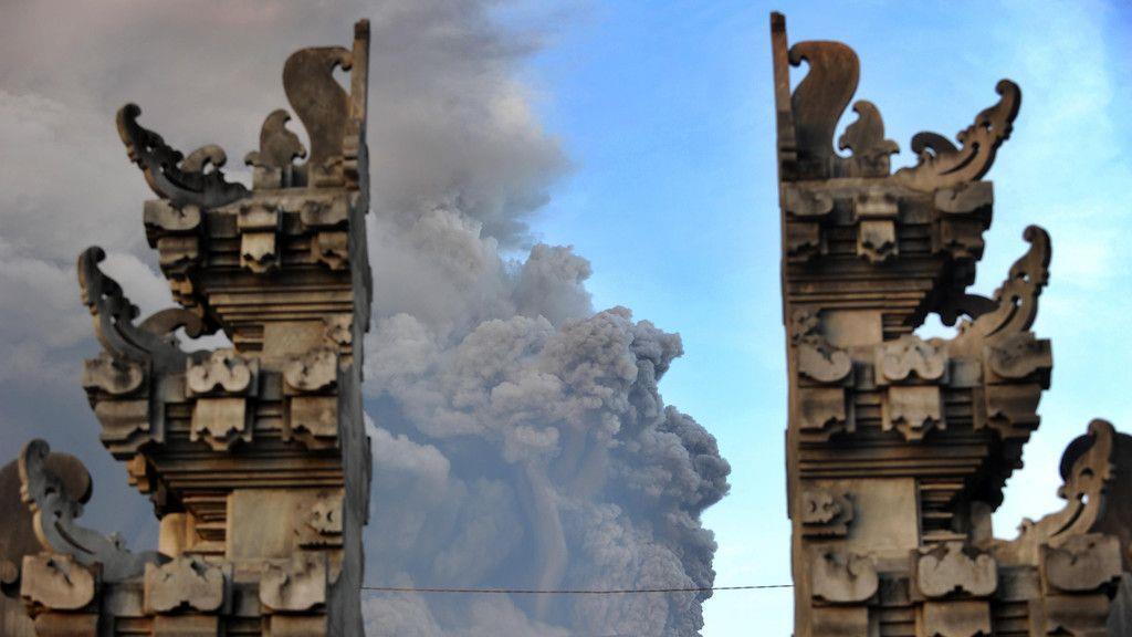 Vulkan Sinabung spuckt Rekordmenge Asche und Gas aus