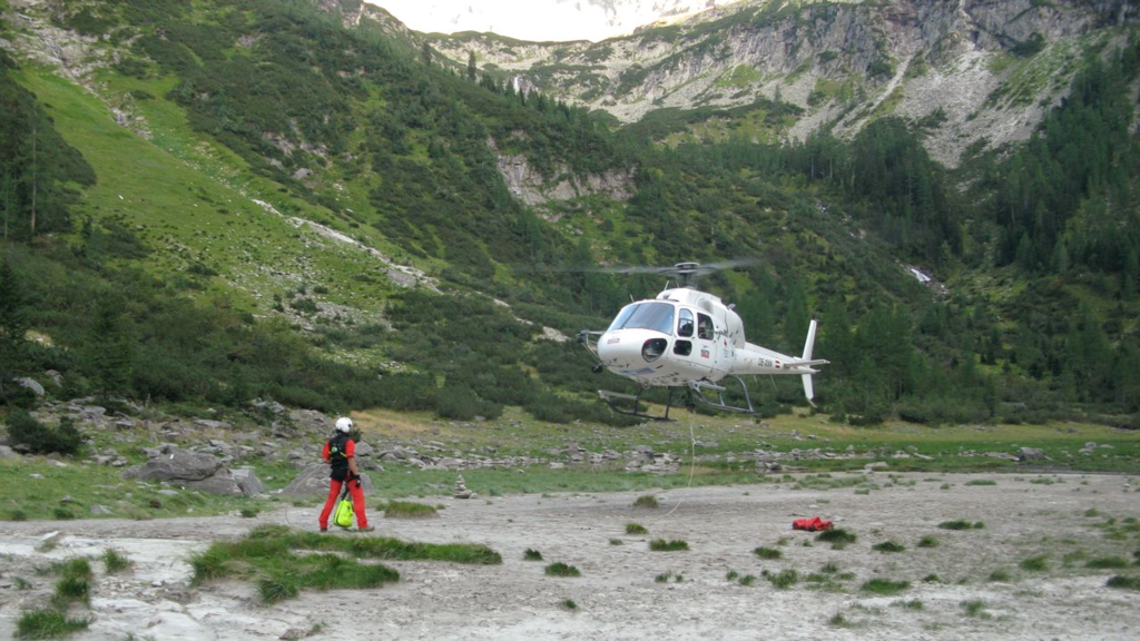 Mithilfe eines Rettungshubschraubers konnten die drei Bergsteigerinnen geborgen werden.