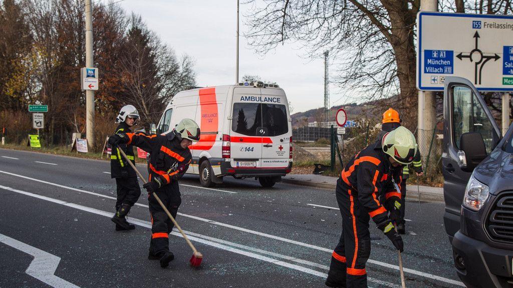 Lkw gegen Kleinbus auf der Münchner Bundesstraße