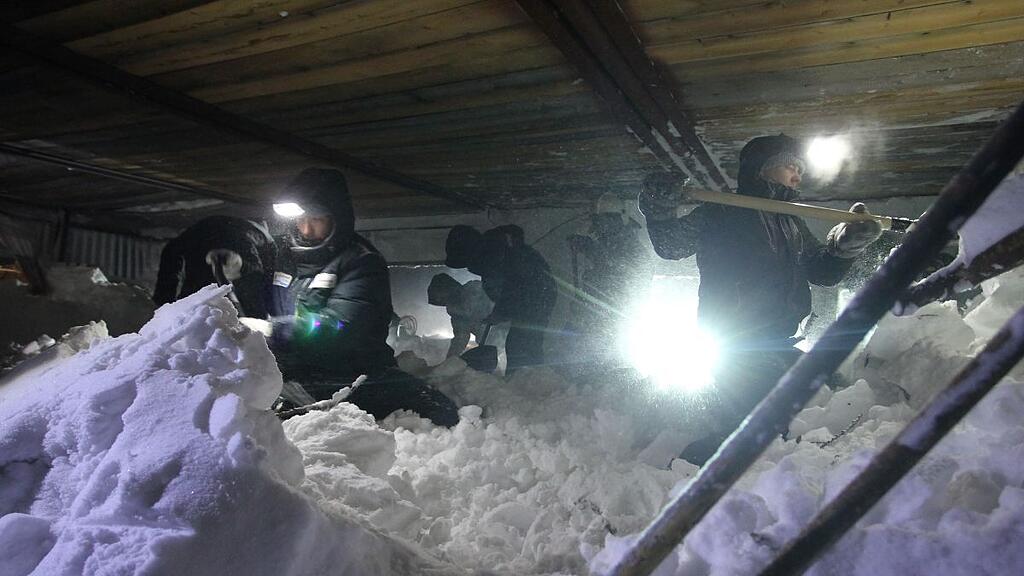 Lawine begr\u00e4bt H\u00e4user in Russland