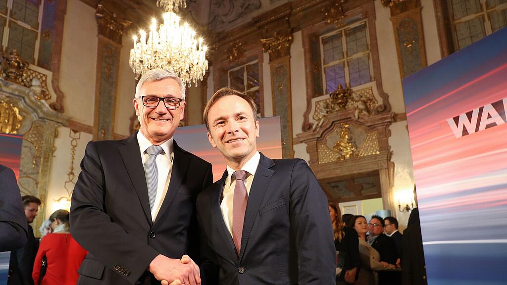 Die Stichwahl-Kandidaten Harry Preuner und Bernhard Auinger nach dem ersten Wahldurchgang Sonntagabend im Schloss Mirabell.