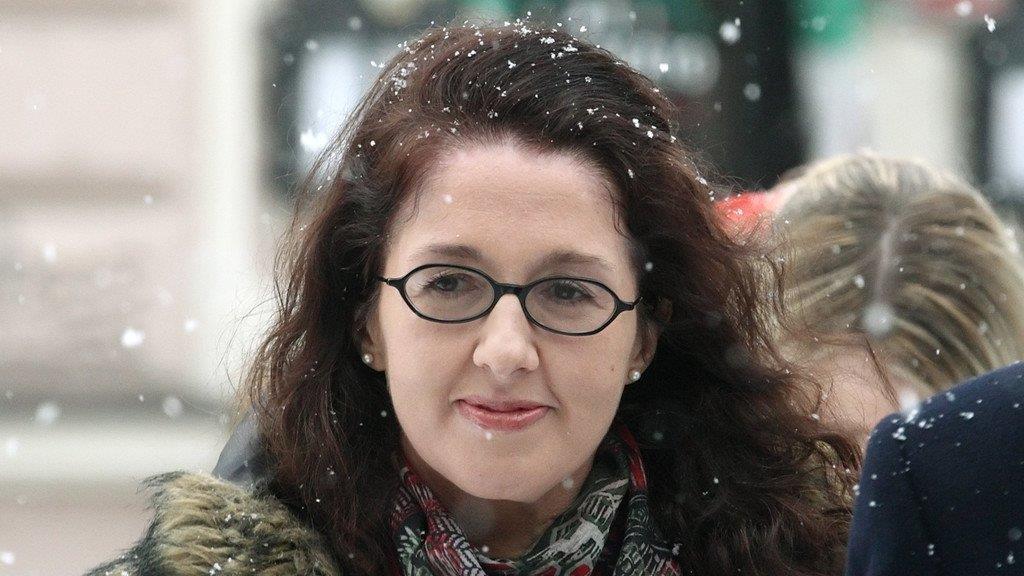 Monika R. zeigt sich der Öffentlichkeit