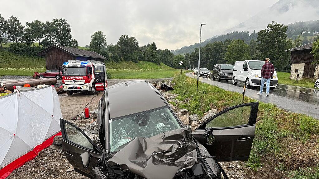 Auto landet in Leogang im Straßengraben: Notarzthubschrauber im Einsatz
