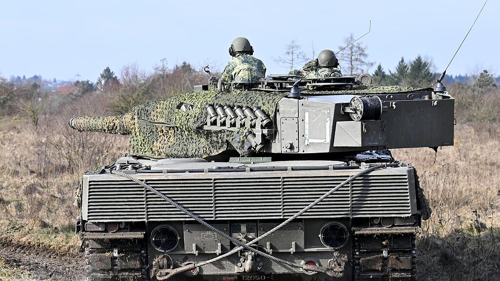 Vorf\u00fchrung mit Leopard-Kampfpanzer in Wels