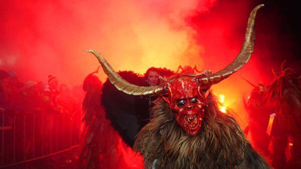 Wer einen Krampuslauf unbeschadet überstehen will, muss die Rolle eines neutralen Beobachters übernehmen.