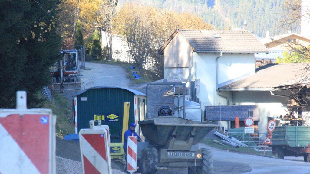 Der Arbeiter wurde am Fuß von einem Bagger erfasst. Er erlitt schwere Verletzungen.