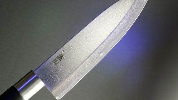 Die Frau bedrohte den Mann mit einem Küchenmesser.