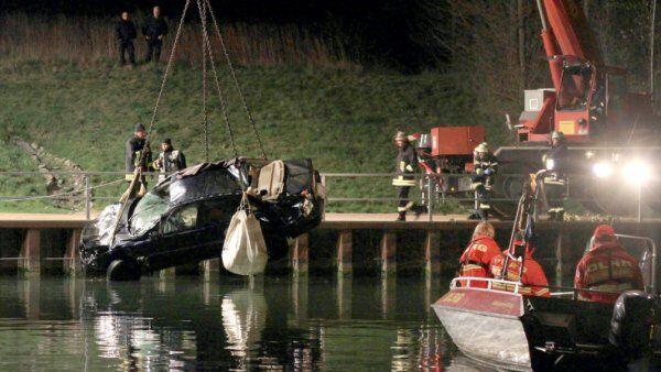 Rettungskräfte bargen das Unglücksauto