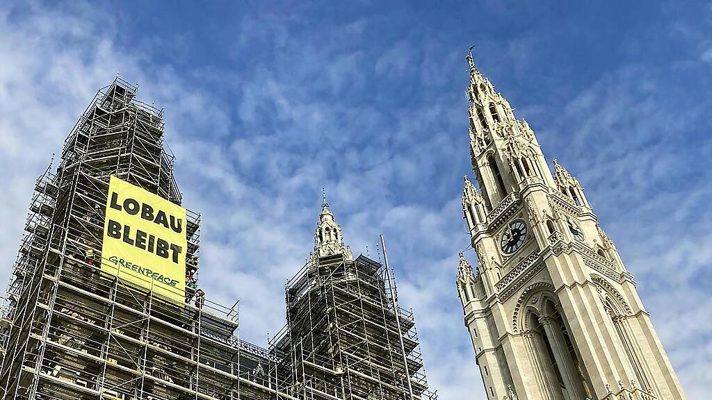 Die NGO platzierte am Vortag ein Banner am Rathaus