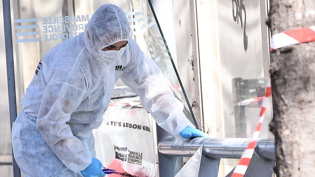 Marseille: Auto rast in Bushaltestelle