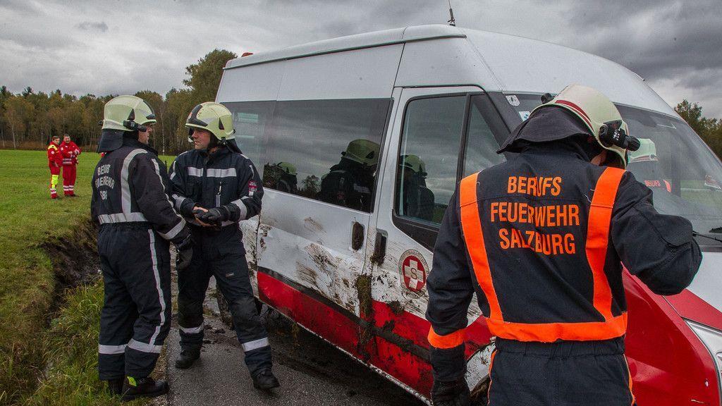 Sternhofweg: Transporter kippt in Graben