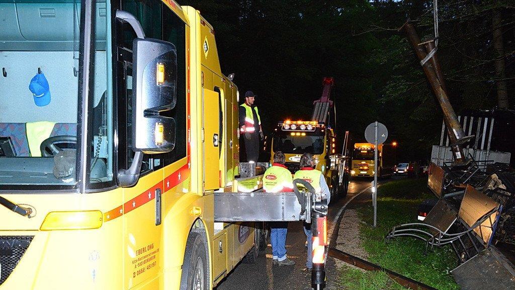 B20: Lkw kracht in Bäume II