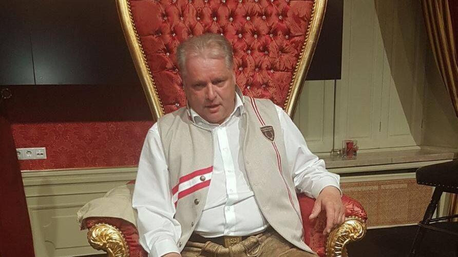 Thomas Ebner vom Verein "Sport spricht alle Sprachen" nach der Miss-Integrations-Wahl 2017 im Casino Salzburg auf dem "Miss-Thron".