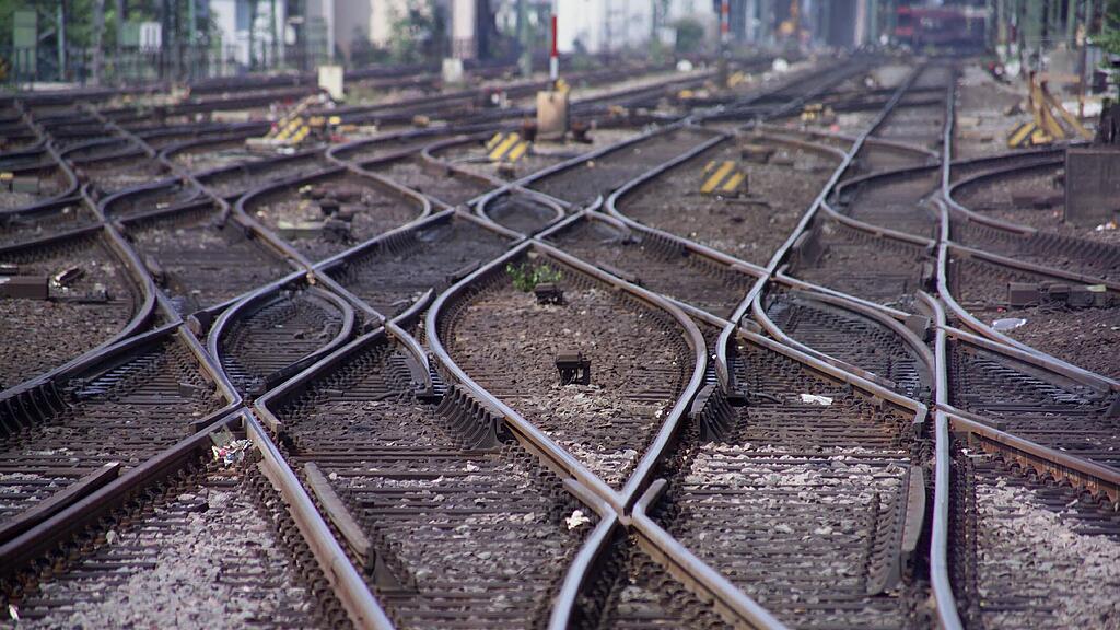 DerMann soll beim Bahnhof in Grieskirchen die Gleise gequert haben.