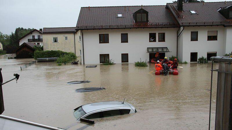 Autos versinken in den Wassermassen.