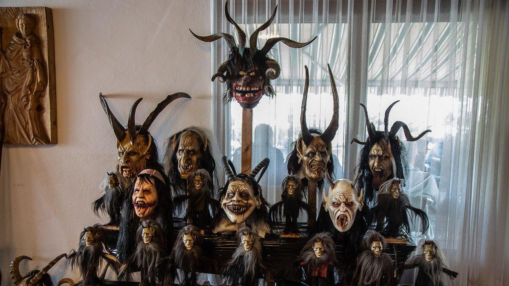 Bilder der Maskenausstellung