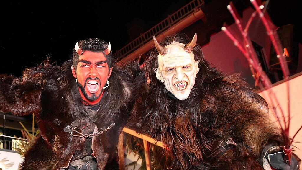 Anifer Krampuslauf am Dorfplatz