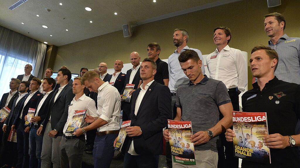 Trainer und Spieler der Bundesliga während der Pressekonferenz am Montag.