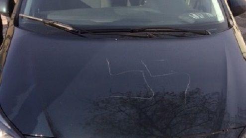 Autos mit Nazi-Symbolen in Hallein zerkratzt