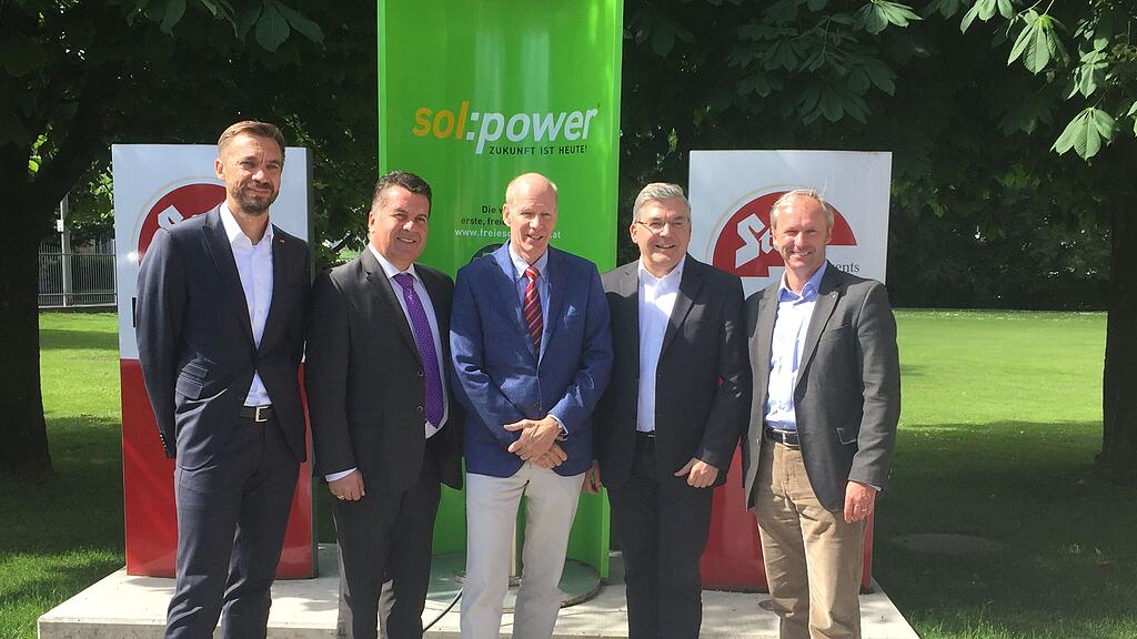 Im Bild von links: Thomas Gerbl (Stiegl, Solarroute-Partner), Landesrat Hans Mayr, Initiator Roland Halslauer, Landesrat Josef Schwaiger und der Krimmler Bürgermeister Erich Czerny (Solarroute-Partner).