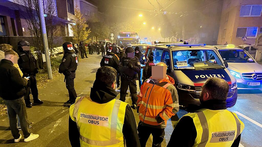 Fußball-Fans randalieren in Salzburger Obus