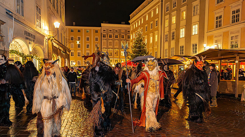 Lauf der Gr\u00f6diger Krampusse in der Altstadt