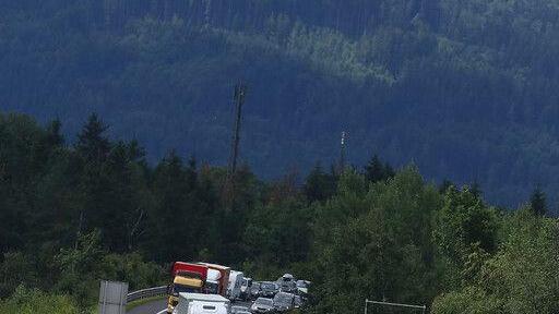 Stau nach Auffahrunfall auf A10