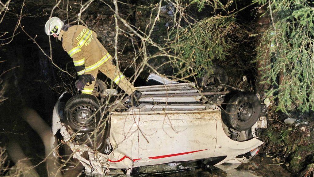 Auto stürzt in Bach