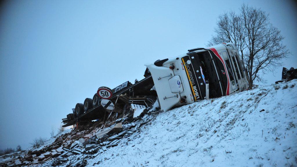 Lkw kippt um