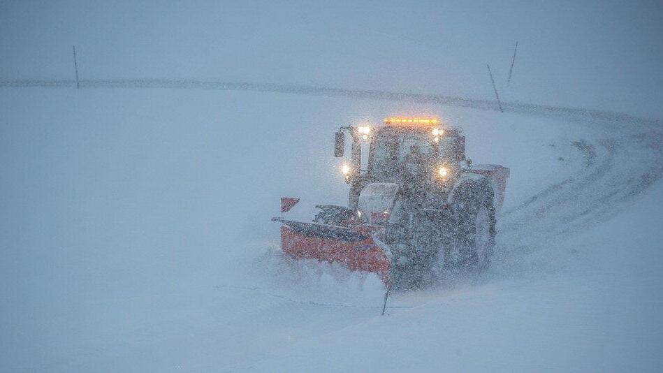 Schnee sorgt für Unfälle und Verkehrschaos: Räumfahrzeuge im Einsatz