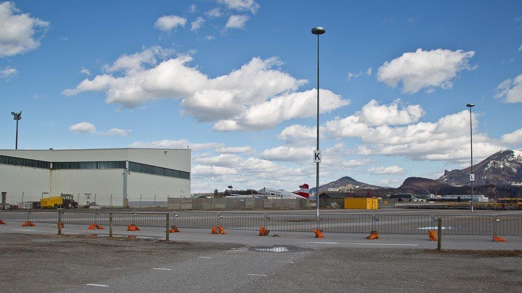 Flughafen sperrt 1.000 Parkplätze