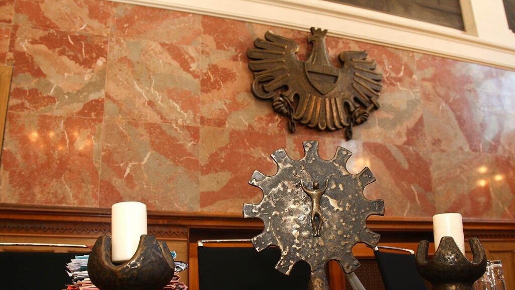 . Dem 34-jährigen Salzburger wird vorgeworfen, für die Erstellung von Scheinrechnungen an eine Österreichische Rohstoffhandel-GmbH verantwortlich gewesen zu sein.