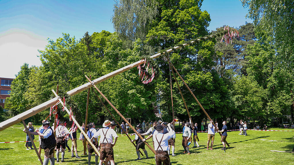 Maibaumaufstellen in Maxglan