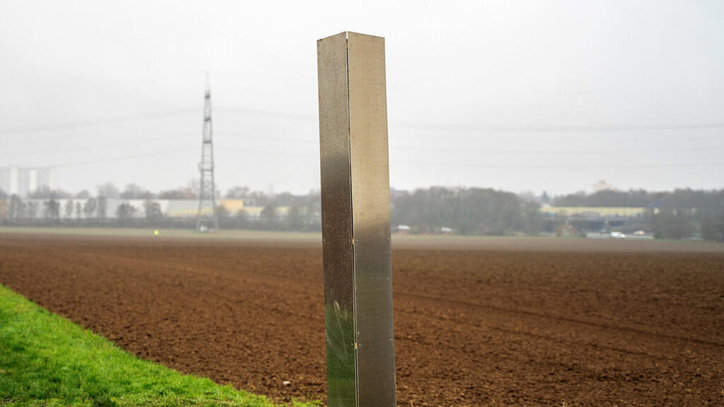 Monolith aus Metall steht auf einem Feld in Sulzbach