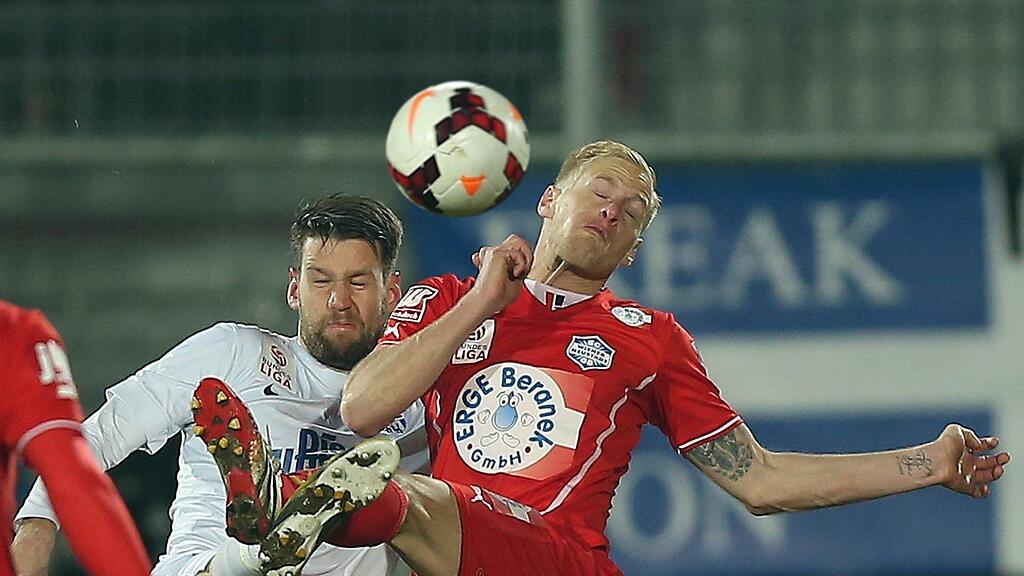 Max Karner (li.) und seine Abwehr agierten gegen Wr. Neustadt nicht nach dem Wunsch ihrers Trainers.