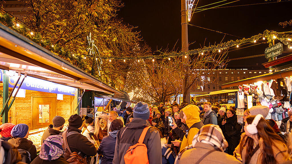 Alt Gnigler Krampusse beim Weihnachtsmarkt am Mirabellplatz